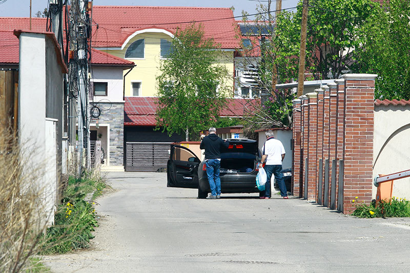 Şumudică se asigură că nu a uitat nimic în portbagaj