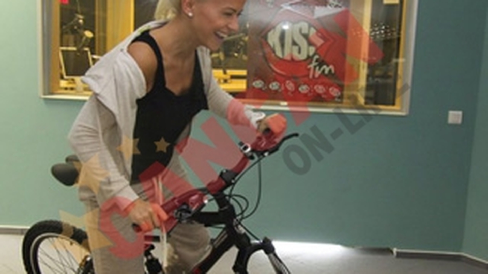 Anda Adam a facut senzatie la Kiss FM