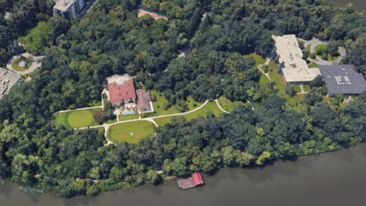 Cum arată vilele în care va locui de acum Nicușor Dan? De la chirie la piscină, plajă privată sau cinematograf