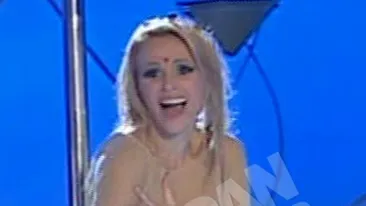 WOOW ce show! Pestisorul de Aur a rupt hainele de pe Catrinel Sandu si a lasat-o in lenjerie intima