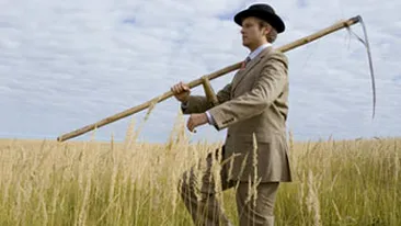 Un baiat de 17 ani si-a ucis cu coasa un consatean! I-a taiat picioarele si l-a abandonat pe camp