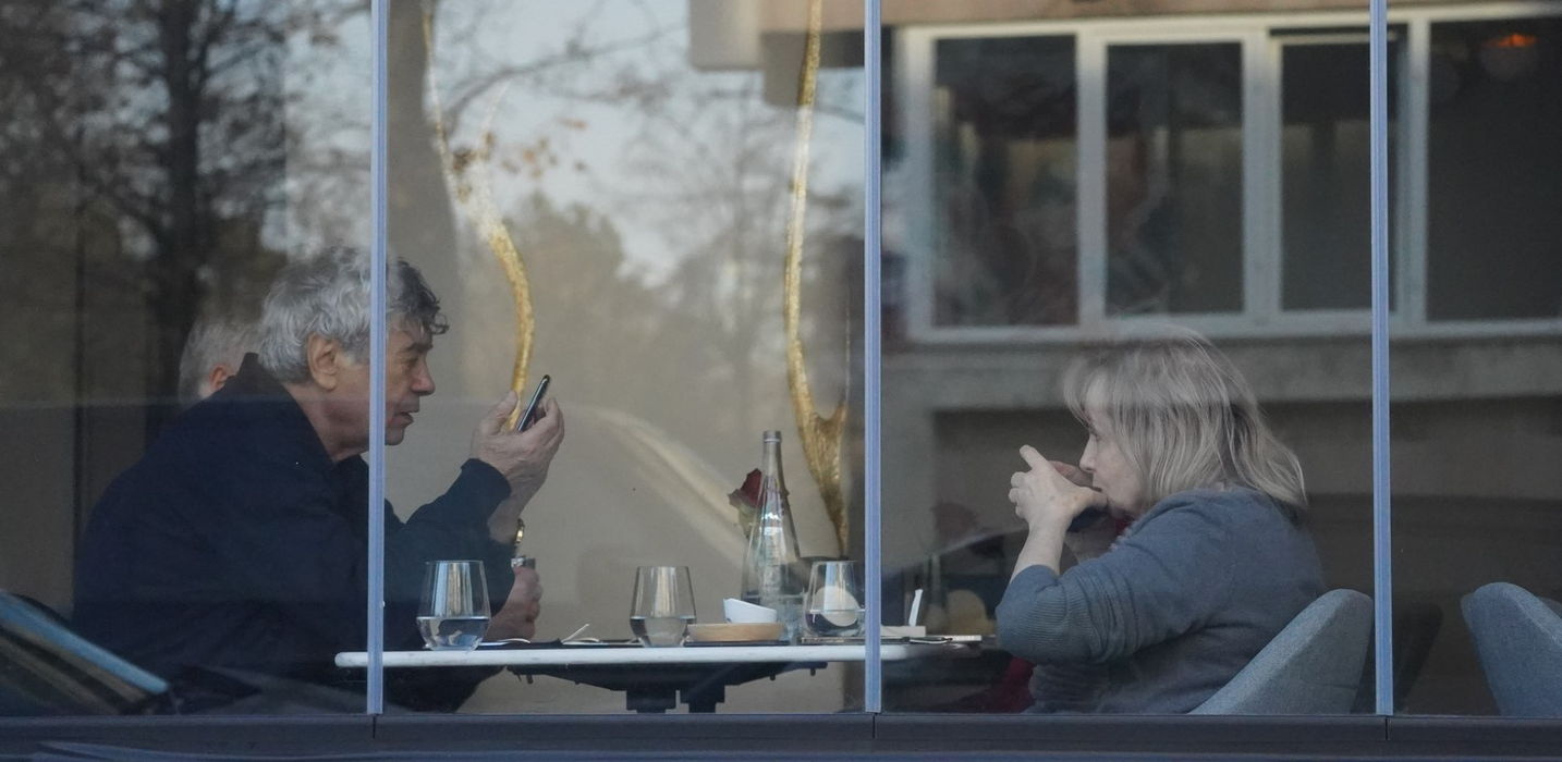 "Il Luce" vorbește la telefon (SURSA FOTO: CANCAN.RO)