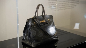 Geanta care a făcut istorie. Birkin-ul lui Jane Birkin, vândut cu 8,6 milioane de euro la Sotheby’s Paris