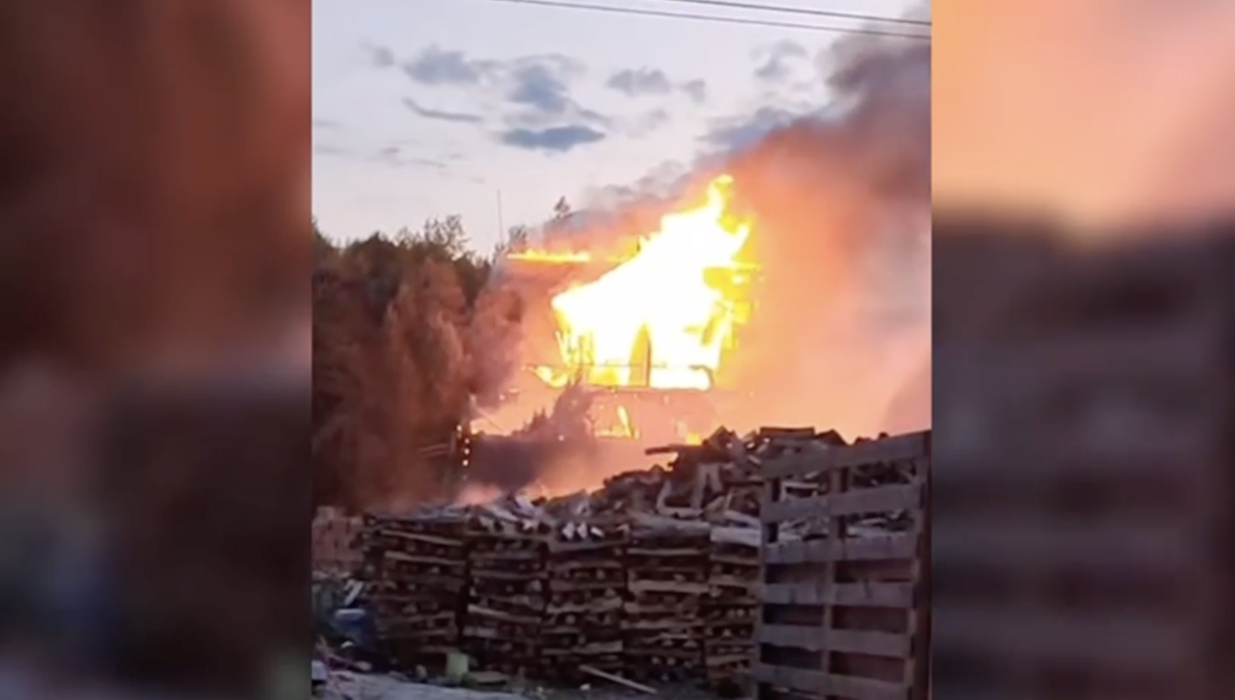 BREAKING | Incendiu devastator în Râșnov! Focul s-a extins la clădirea pensiunii Maggie’s Ranch
