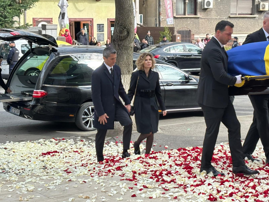 Răzvan Lucescu, împietrit de durere la înmormântarea lui Il Luce. Cine i-a stat alături, la fiecare pas
