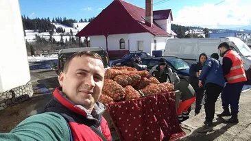 Un tânăr din Suceava le-a dus ajutoare celor 120 de orfani ai părintelui Negrea! După moartea preotului, copiii au nevoie de ajutor! 