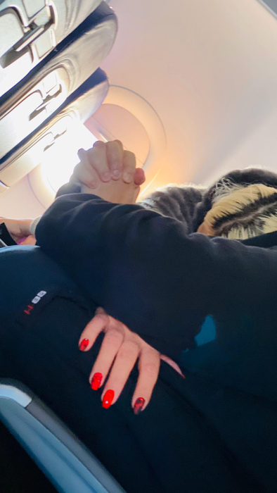 Manelistul și blondina au adormit îmbrățișati în avion