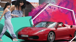 Milionarul cu 3 Ferrari-uri e fentosan la cumpărături! În timp ce soția trage de sacoșe, el…
