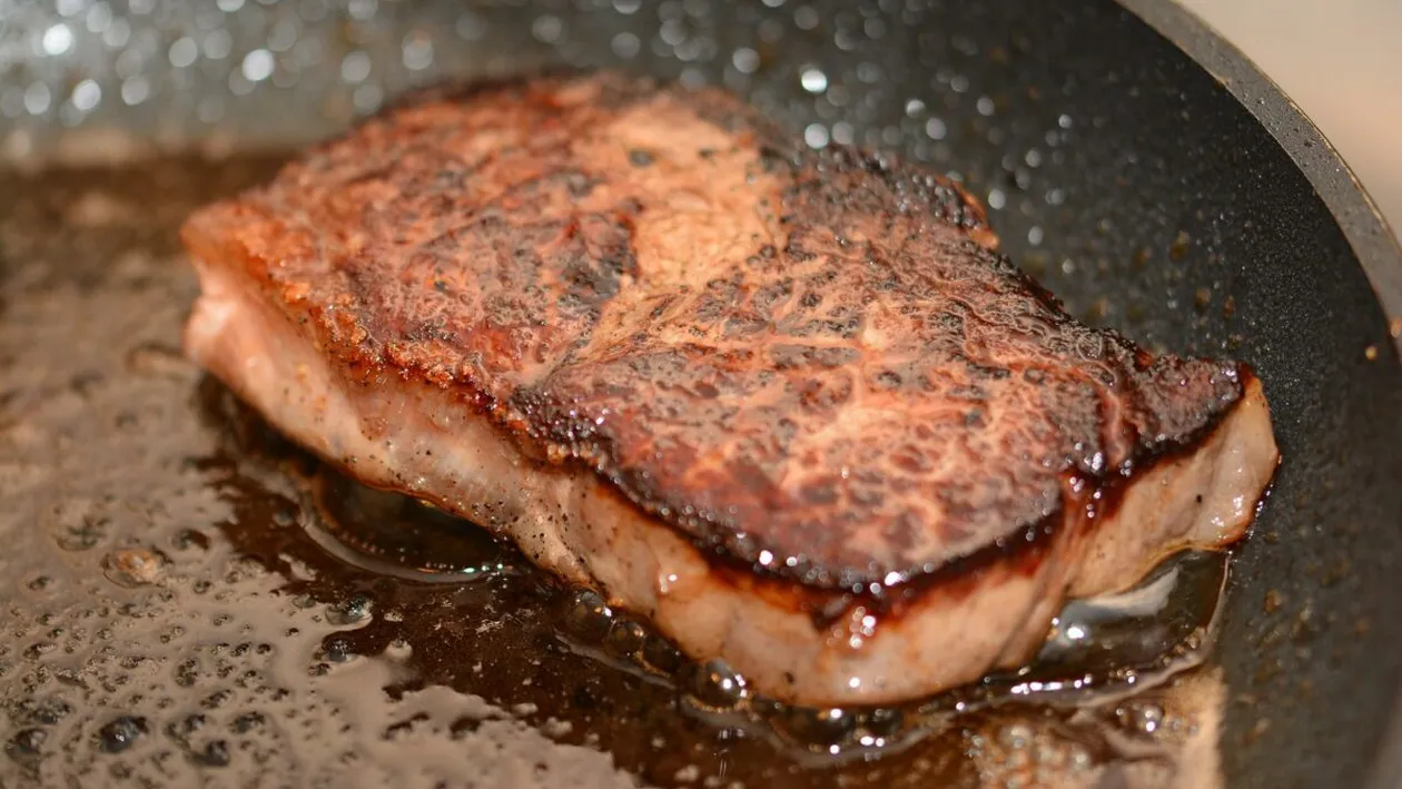 Greșeala fatală pe care o pot face gospodinele în bucătărie! Cum se folosesc, de fapt, uleiul şi untura de porc