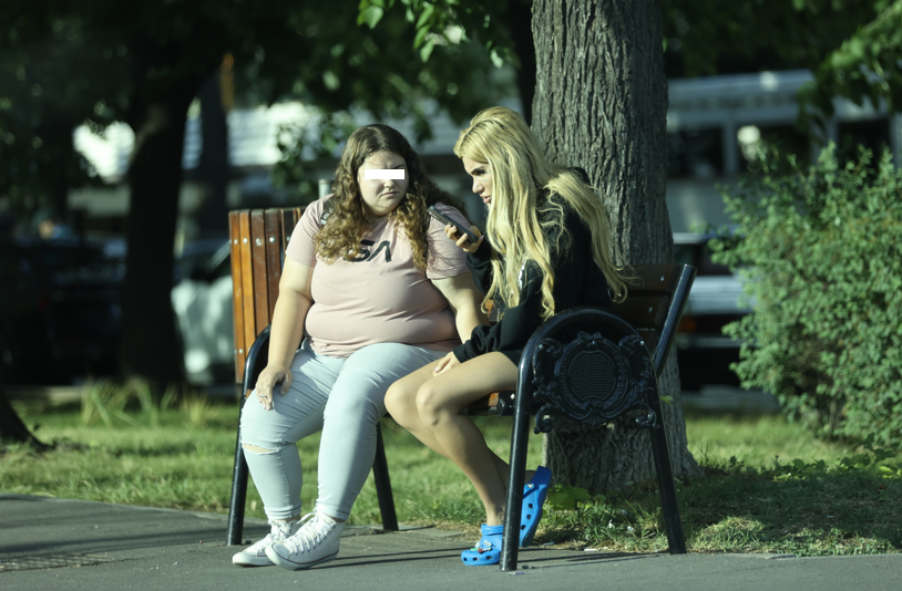 Bia Khalifa schimbă impresii cu prietena ei (Foto: CANCAN.RO)