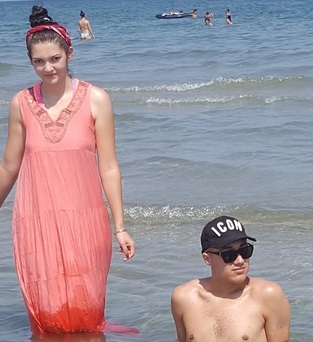 Andreea, nora lui Dorin Cioabă, nu a renunţat la rochie nici pe plajă