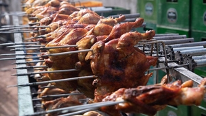 Ce a păţit un bărbat care şi-a cumpărat un un pui la rotisor dintr-un hipermarket din Huși: "M-a luat de la stomac"