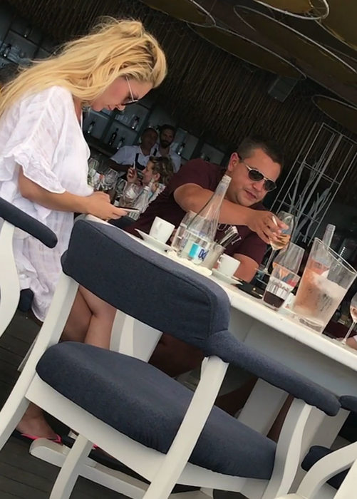 Sergiu Diacomatu aşază cu mare grijă paharul cu vin pe masă