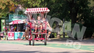 Calin Goia a dat in mintea copiilor. Vezi ce giumbuslucuri a facut in parc pentru a capta interesul celor doi fii ai sai