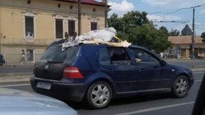 Şoferii din Timişoara, îngroziţi după ce au văzut un "cadavru" legat pe plafonul unei maşini. Au sunat imediat la 112