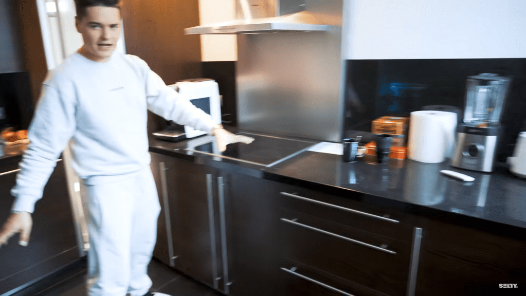 Selly a prezentat și bucătăria din apartament