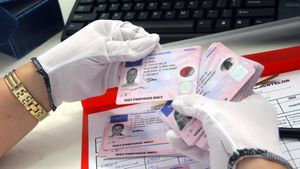 Zece polițiști de la rutieră din Timiș, reținuți pentru că luau mită. Unde ascundeau banii