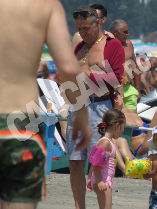 Cum a apărut GIGI BECALI îmbrăcat la plajă, în Mamaia!