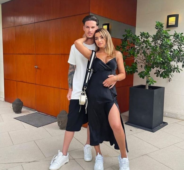 Iubita lui Dennis Man, fotbalistul aflat pe lista lui AC Milan, o adevărată bombă-sexy! Fotografii incendiare cu Alexandra Ionela, fostă Miss Arad în 2014| GALERIE FOTO