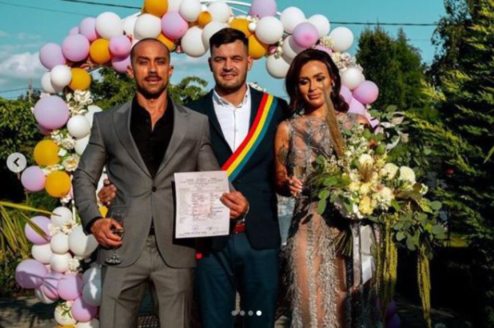 Oana Radu, o mireasă cum rar s-a mai văzut! Cum au arătat toate ţinutele artistei de la cununia civilă cu Cătălin Dobrescu. A avut decolteu larg şi…