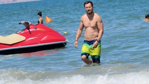 Dani Oţil umblă după rating şi în vacanţă. A făcut… baie de mulţime la plajă!