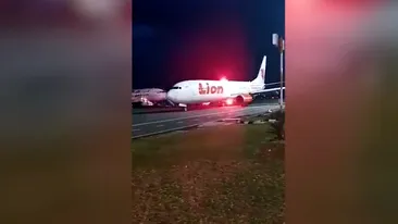 Un avion Lion Air a lovit un stâlp de electricitate la o săptămână după ce o altă aeronavă a companiei s-a prăbușit în Indonezia