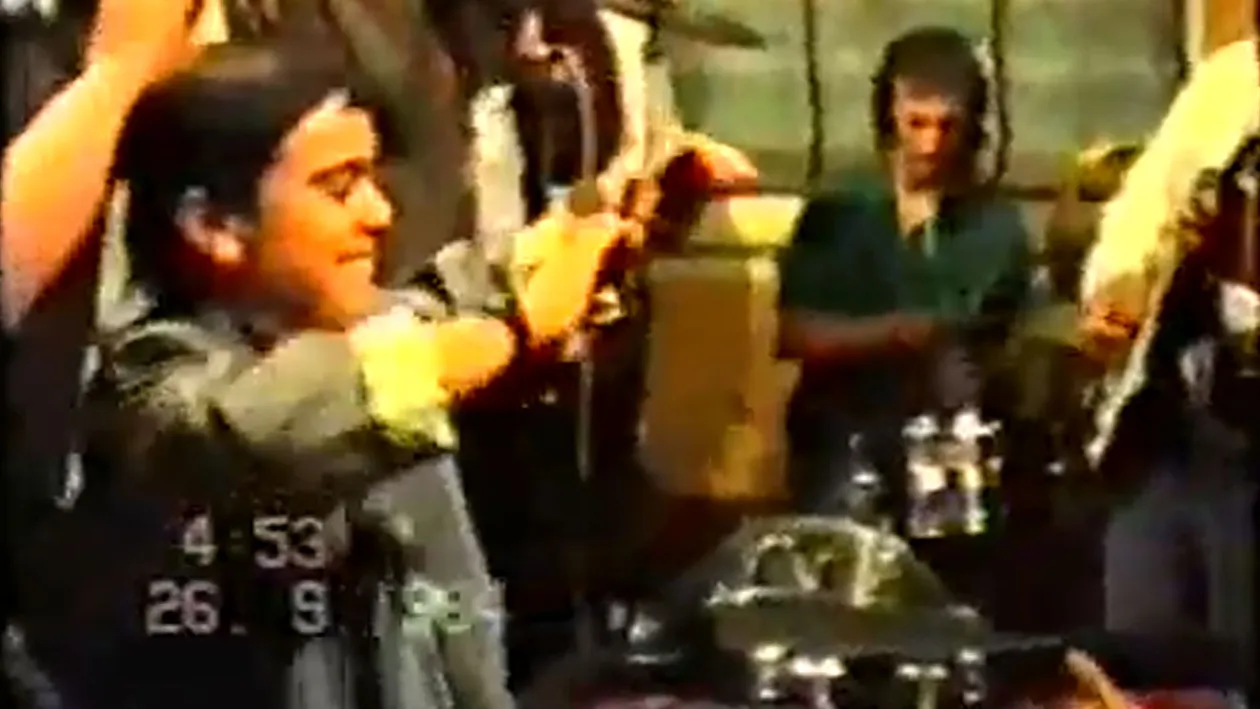 VIDEO Uite cum arăta Adi Minune la începuturile carierei sale! Avea chică şi purta un sacou cu câteva numere mai mare