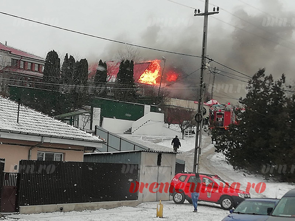 Incendiul care l-a băgat în sperieți pe un celebru miliardar român! Și-a luat familia și s-a refugiat la hotel! VIDEO