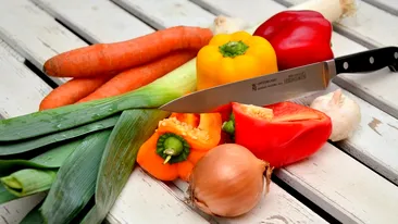 Greșeala majoră pe care o fac românii. De ce nu e bine să cureți legumele de coajă