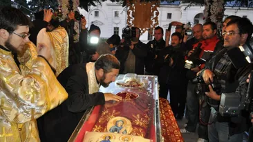 Racla cu moaștele Sfintei Parascheva nu va mai fi scoasă afară
