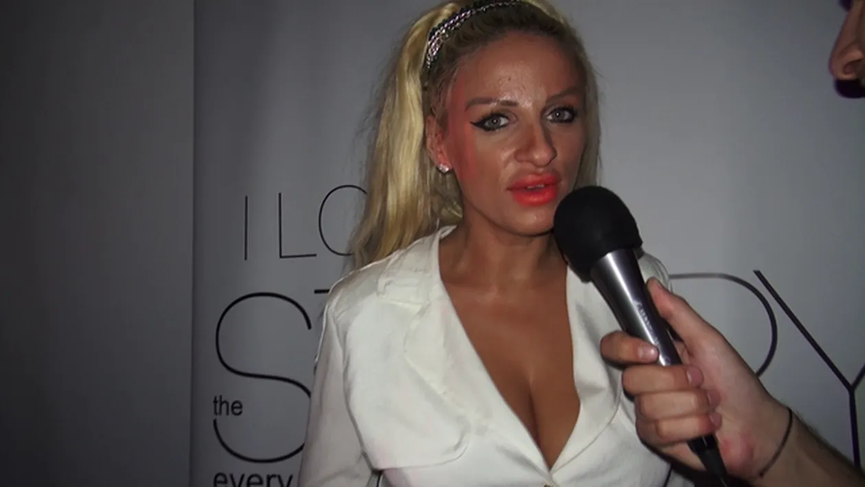 Sanziana Buruiana a comis-o la un eveniment monden. A iesit din casa cu parul ravasit, ruj pe nas si nasturii sariti