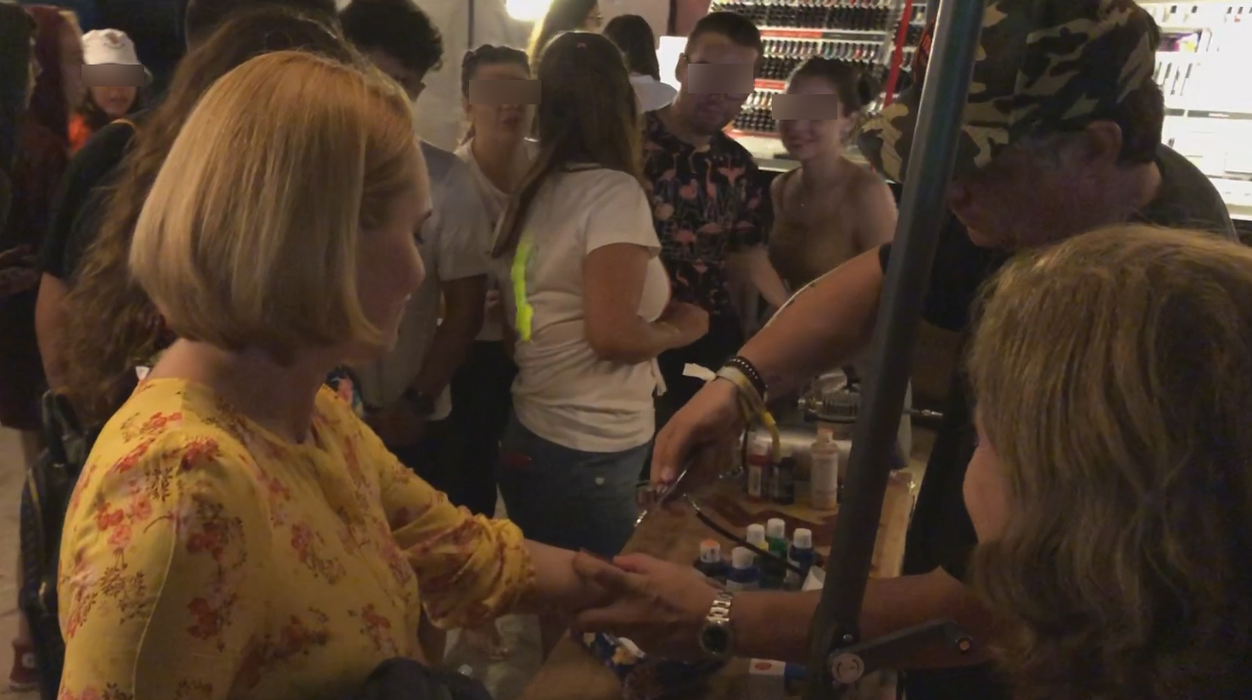 Andreea Esca s-a tatuat la Neversea 2019