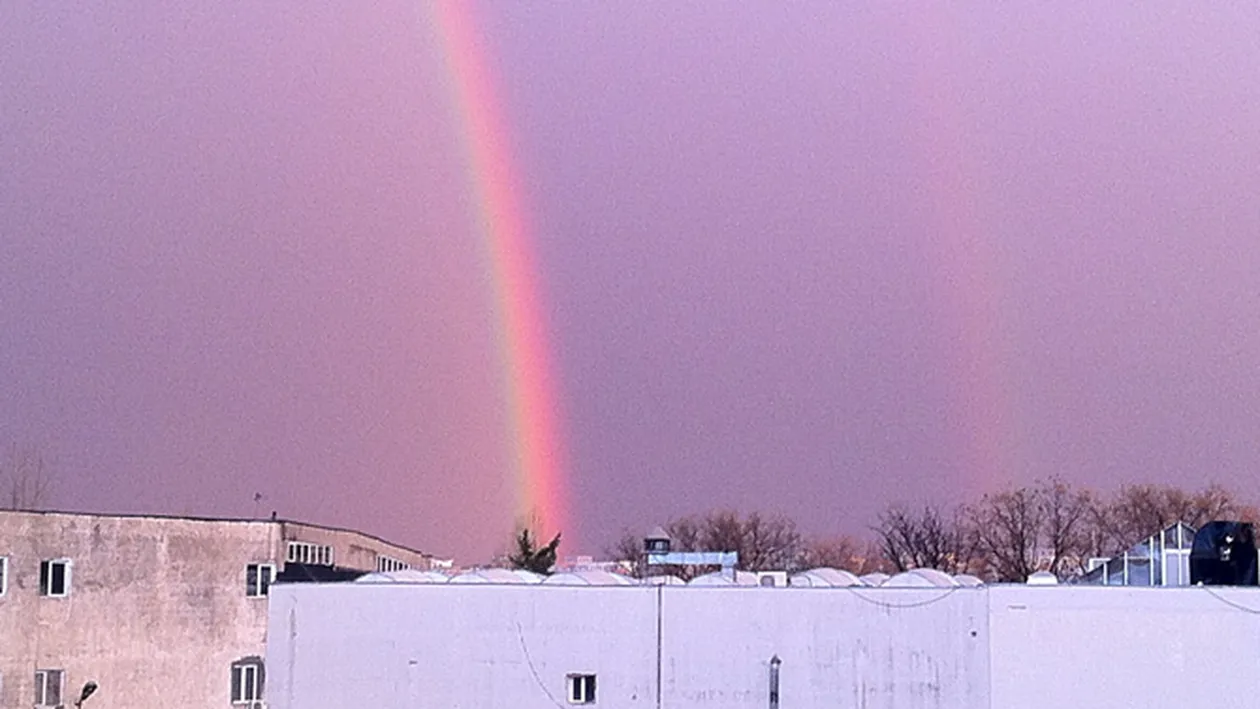 Fenomene meteorologice bizare in Bucuresti! Vezi fotografii spectaculoase ale curcubeului aparut pe cerul Capitalei!
