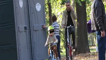 Robert Turcescu, la plimbare cu baiatul in parc. Vezi cum s-au distrat cei doi!