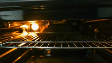Greșeala pe care mulți o fac când folosesc cuptorul. Poziția grătarului poate schimba complet rezultatul preparatului