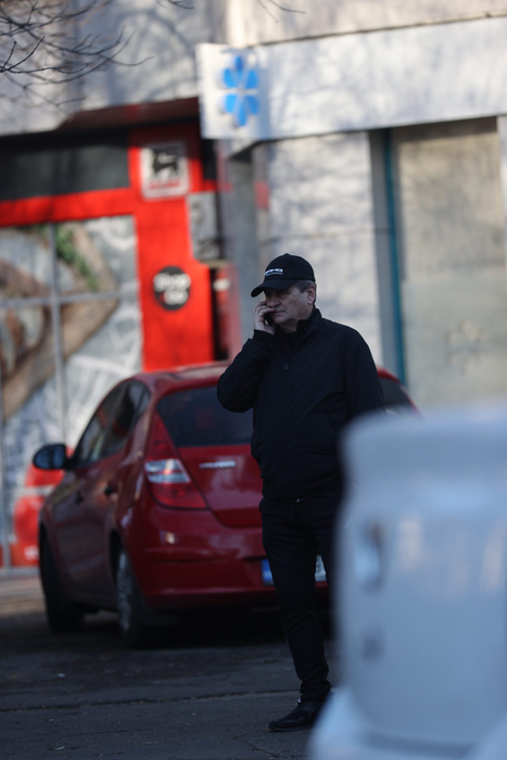 Nea Mărin, în așteptarea soției lui, care a intrat în clinica medicală