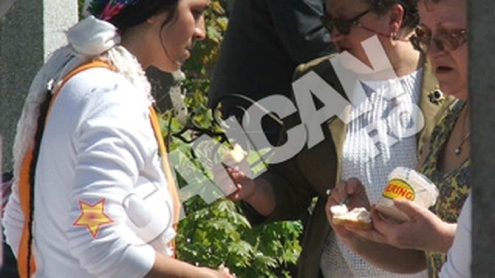 S-au cinstit ca la nunta! Pomana tiganeasca in cimitir la Galati
