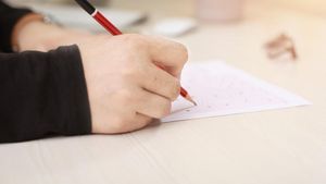 Râzi cu lacrimi! Cele mai tari perle de la Capacitate: ”Personajul avea cap de păsărică și niște...”