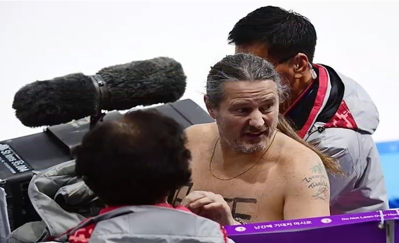 VIDEO / Îmbrăcat doar cu un tutu roz și pantofi sport, un bărbat a făcut show la Jocurile Olimpice de Iarnă 2018! Toată lumea a văzut ce ascundea între picioare