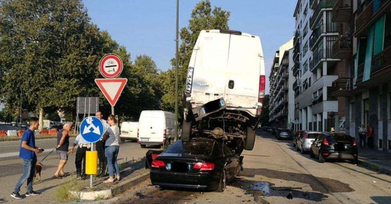 Un șofer român a ajus cu BMW-ul sub o dubiță, într-o parcare din Torino! Vitezomanul a fost rănit grav