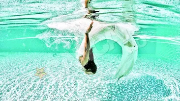 O baschetbalista din Timisoara a vrut sa aiba o amintire speciala de la nunta! S-a aruncat in piscina cu rochia de mireasa