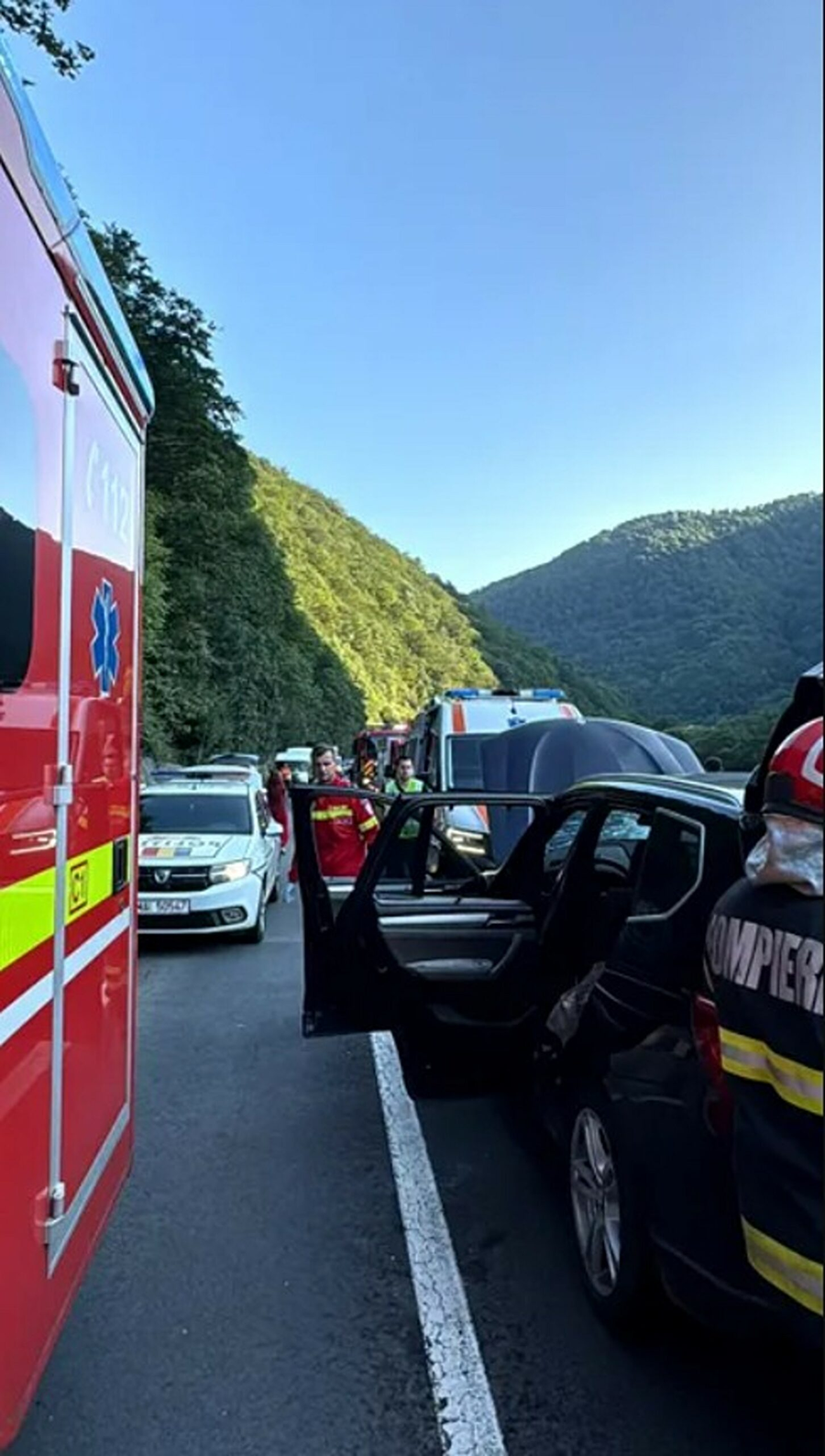 Accident cumplit pe DN7! Un bolovan uriaș a căzut peste o mașină, iar un bărbat a murit