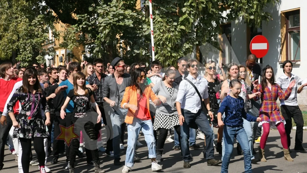 Tinerii din LaLa Band dau startul distractiei cu flashmob-ul din Pariu cu viata