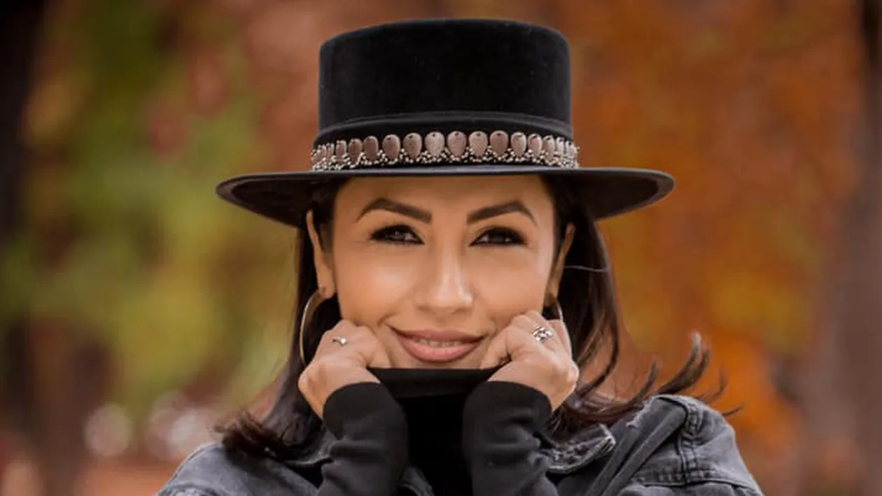 Seamănă cu izbitor cu Andra Măruță! Ea este sosia artistei