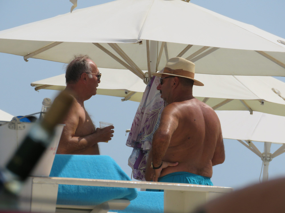 Raul Doicescu și Marian Alecu, doi afaceriști care "pun țara la cale" pe plajă, la Mamaia