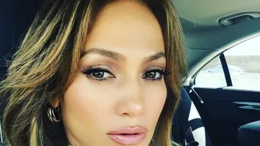 Şi-a ridicat maioul şi a lăsat totul la vedere! Cum arată sânii naturali ai lui Jennifer Lopez fără sutien, la 47 de ani