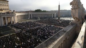 Ce a apărut pe cer înainte de înmormântarea Papei Francisc. Toți cei prezenți și-au îndreptat privirile uimite în sus