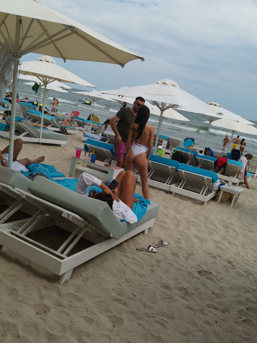Ioana Filimon, discuții pe plajă cu un amic