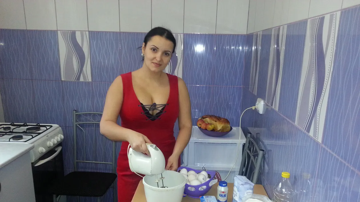 “Nicoleta Luciu a muzicii populare romanesti” nu iese din bucatarie inainte de Craciun! Vezi ce reteta secreta de tort are!