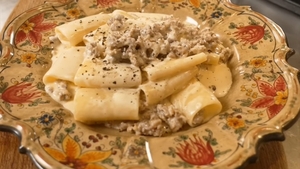 Paste cremoase cu cârnați – o poveste cremoasă despre confort, dorință și paste făcute ca în Italia